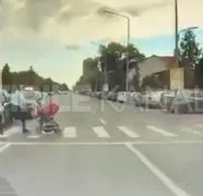 Momentul în care mama și fetița ei de doi ani sunt spulberate pe trecerea de pietoni VIDEO